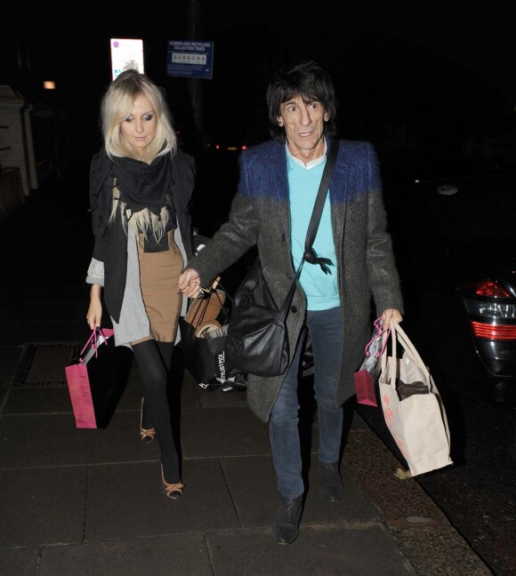 Ronnie Wood et sa nouvelle compagne Nicola Sargent, à Londres, le 27 octobre 2011.