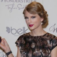 Taylor Swift se lance avec charme dans la guerre des parfums