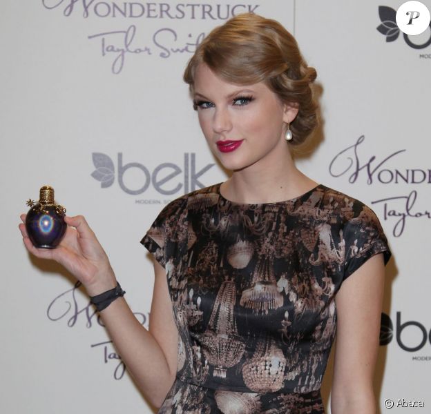Taylor Swift présente son parfum Wonderstruck à Nashville, Tennessee. Le 27 octobre 2011.