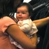 Harper dans les bras de sa maman pendant une séance shopping en septembre 2011