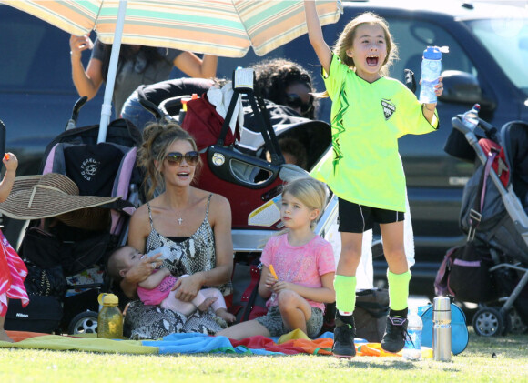 Denise Richards emmène ses deux filles Lola et Eloise voir le match de leur soeur aînée Sam à San Fernando Valley le 29 octobre 2011