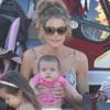Denise Richards : la petite Eloise est très concentrée lorsqu'elle regarde le match de sa soeur aînée Sam en compagnie de sa soeur Lola et de sa maman à San Fernando Valley le 29 octobre 2011