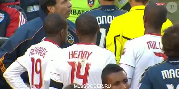 La demi-finale aller des playoffs de MLS entre le Los Angeles Galaxy et les New York Red Bulls n'a pas été marquée que par la classe de David Beckham et la défaite de Thierry Henry, mais aussi par une bagarre générale en fin de rencontre !
