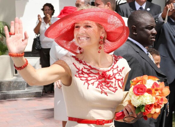 Arrivée des royaux néerlandais à Oranjestad, capitale d'Aruba, le 28 octobre 2011.
La reine Beatrix, le prince Willem-Alexander et la princesse Maxima des Pays-Bas sont en visite dans les ex-Antilles néerlandaises du 28 octobre au 6 novembre 2011.