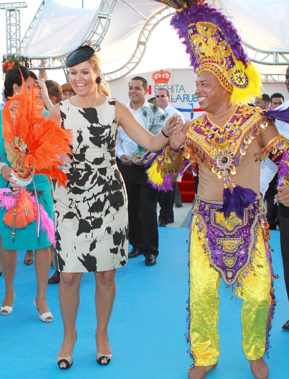 La princesse Maxima déchaînée au festival Fiesta Popular à Linear Park, Oranjestad, Aruba, le 28 octobre 2011.
La reine Beatrix, le prince Willem-Alexander et la princesse Maxima des Pays-Bas sont en visite dans les ex-Antilles néerlandaises du 28 octobre au 6 novembre 2011.