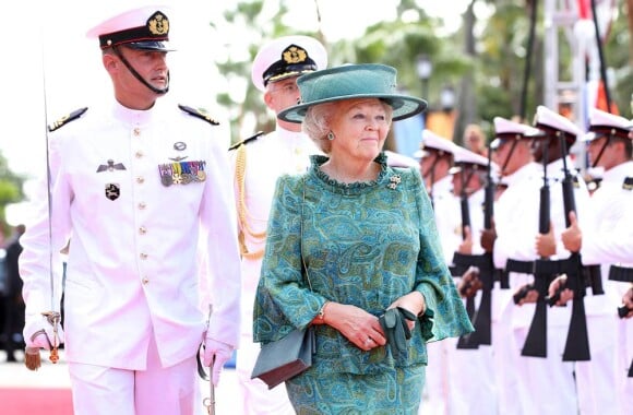 Arrivée des royaux néerlandais à Oranjestad, capitale d'Aruba, le 28 octobre 2011.
La reine Beatrix, le prince Willem-Alexander et la princesse Maxima des Pays-Bas sont en visite dans les ex-Antilles néerlandaises du 28 octobre au 6 novembre 2011.