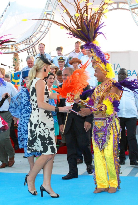 Les royaux néerlandais, la princesse Maxima en tête, ont participé avec beaucoup d'énergie, amusés, au festival Fiesta Popular à Linear Park, Oranjestad, Aruba, le 28 octobre 2011.
La reine Beatrix, le prince Willem-Alexander et la princesse Maxima des Pays-Bas sont en visite dans les ex-Antilles néerlandaises du 28 octobre au 6 novembre 2011.