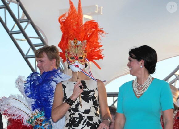 Malgré ses efforts, la princesse Maxima ne passe pas inaperçue, comme ici au festival Fiesta Popular à Linear Park, Oranjestad, Aruba, le 28 octobre 2011.
La reine Beatrix, le prince Willem-Alexander et la princesse Maxima des Pays-Bas sont en visite dans les ex-Antilles néerlandaises du 28 octobre au 6 novembre 2011.