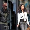 Mario Balotelli avec sa compagne Raffaella Fico et son frère, de sortie dans Manchester le 30 octobre 2011.