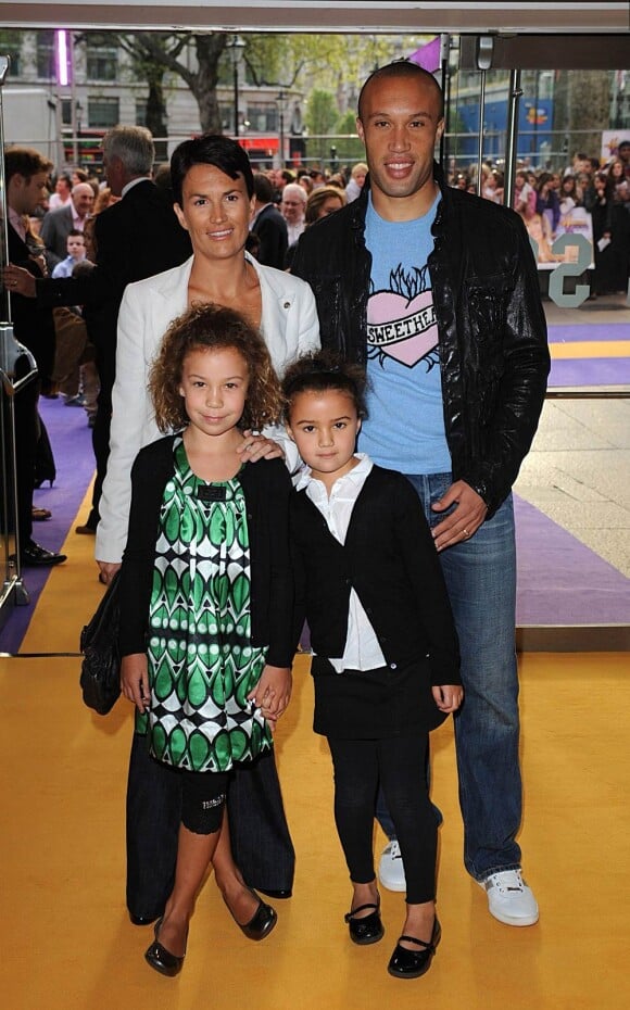 Mikaël Silvestre, sa femme Séverine et leurs filles Evie et Cleo en avril 2009 à Londres pour la première de Hannah Montana : The Movie.