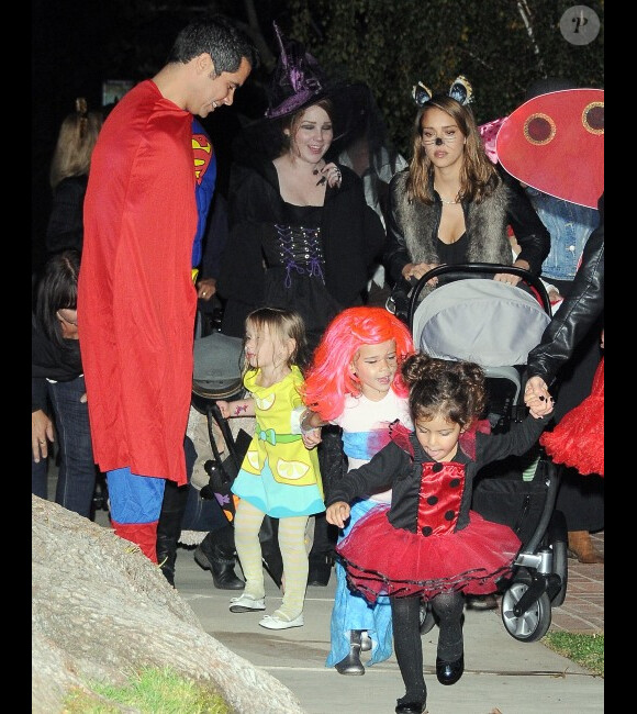 Jessica Alba et toute sa petite famille : son mari Cash Warren, sa petite Honor et sa dernière Haven en poussette ont fêté Halloween, le 31 octobre 2011 à Los Angeles