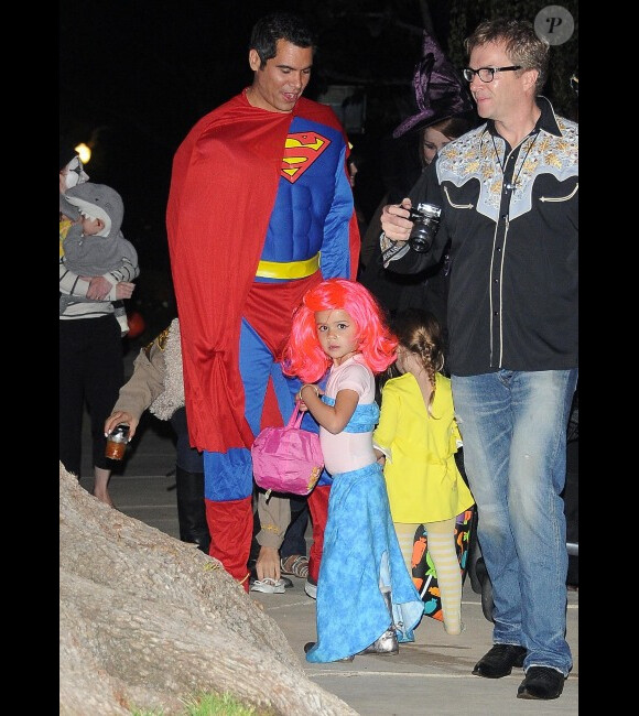 Jessica Alba et toute sa petite famille : son mari Cash Warren en superman, sa petite Honor et sa dernière Haven en poussette ont fêté Halloween, le 31 octobre 2011 à Los Angeles