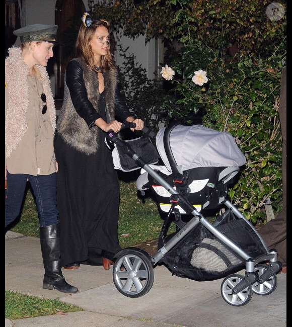 Jessica Alba et toute sa petite famille : son mari Cash Warren, sa petite Honor et sa dernière Haven en poussette ont fêté Halloween, le 31 octobre 2011 à Los Angeles