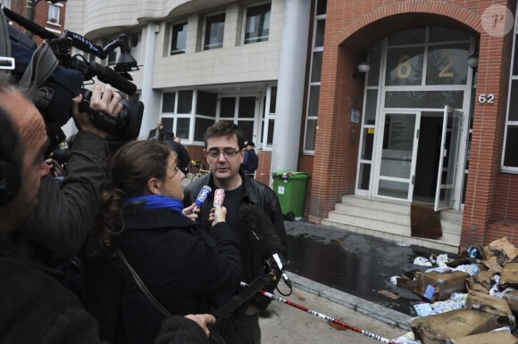 La directeur de la publication Charb devant les locaux incendiés de Charlie Hebdo, le 2 novembre 2011.