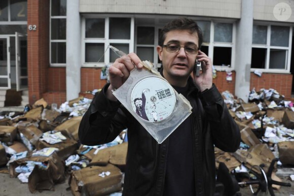La directeur de la publication Charb devant les locaux incendiés de Charlie Hebdo, le 2 novembre 2011.