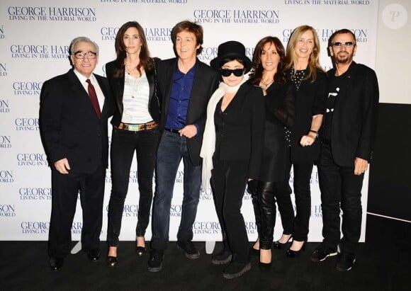 Martin Scorsese, Nancy Shevell, Paul McCartney, Yoko Ono, Olivia Harrison, Barbara Bach et Ringo Starr à l'avant-première du documentaire sur George Harrison, à Londres, le 1er octobre 2011.