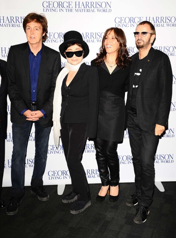 Paul McCartney, Yoko Ono, Olivia Harrison et Ringo Starr à l'avant-première du documentaire sur George Harrison, à Londres, le 1er octobre 2011.
