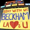 Les supporters des Los Angeles Galaxy demandent à David Beckham de rester au Galaxy le 16 octobre 2011 lors d'un match face aux Chivas USA au Home Depot Center de Los Angeles