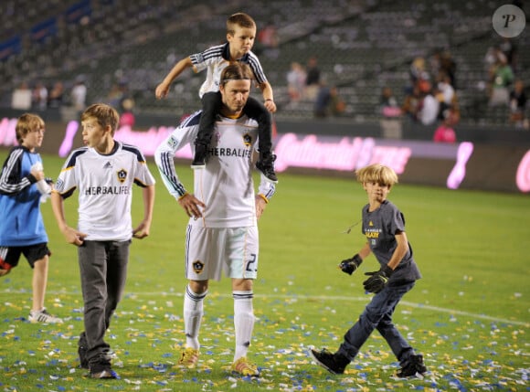 David Beckham et ses enfants Brooklyn, Romeo et Cruz le 16 octobre 2011 lors d'un match face aux Chivas USA au Home Depot Center de Los Angeles