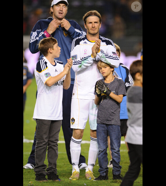 David Beckham et ses enfants Brooklyn et Romeo le 16 octobre 2011 lors d'un match face aux Chivas USA au Home Depot Center de Los Angeles