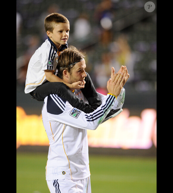 David Beckham et son fils Cruz le 16 octobre 2011 lors d'un match face aux Chivas USA au Home Depot Center de Los Angeles