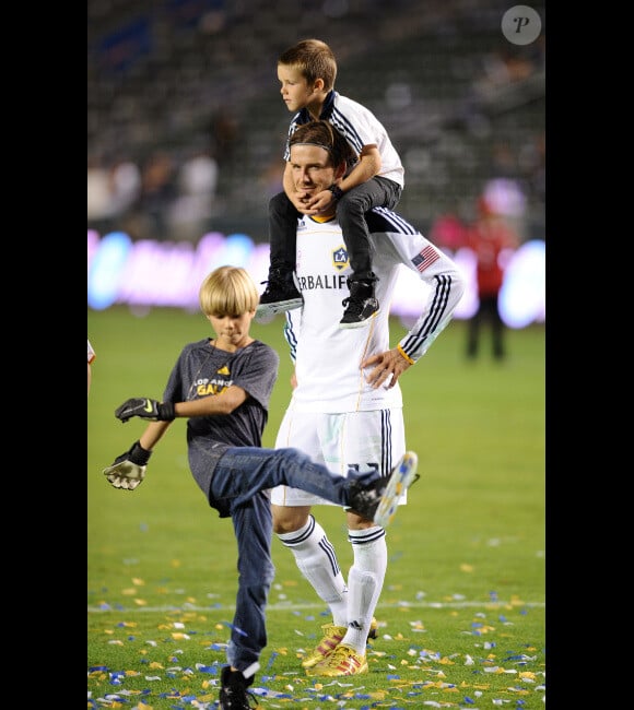 David Beckham et ses enfants Romeo et Cruz le 16 octobre 2011 lors d'un match face aux Chivas USA au Home Depot Center de Los Angeles