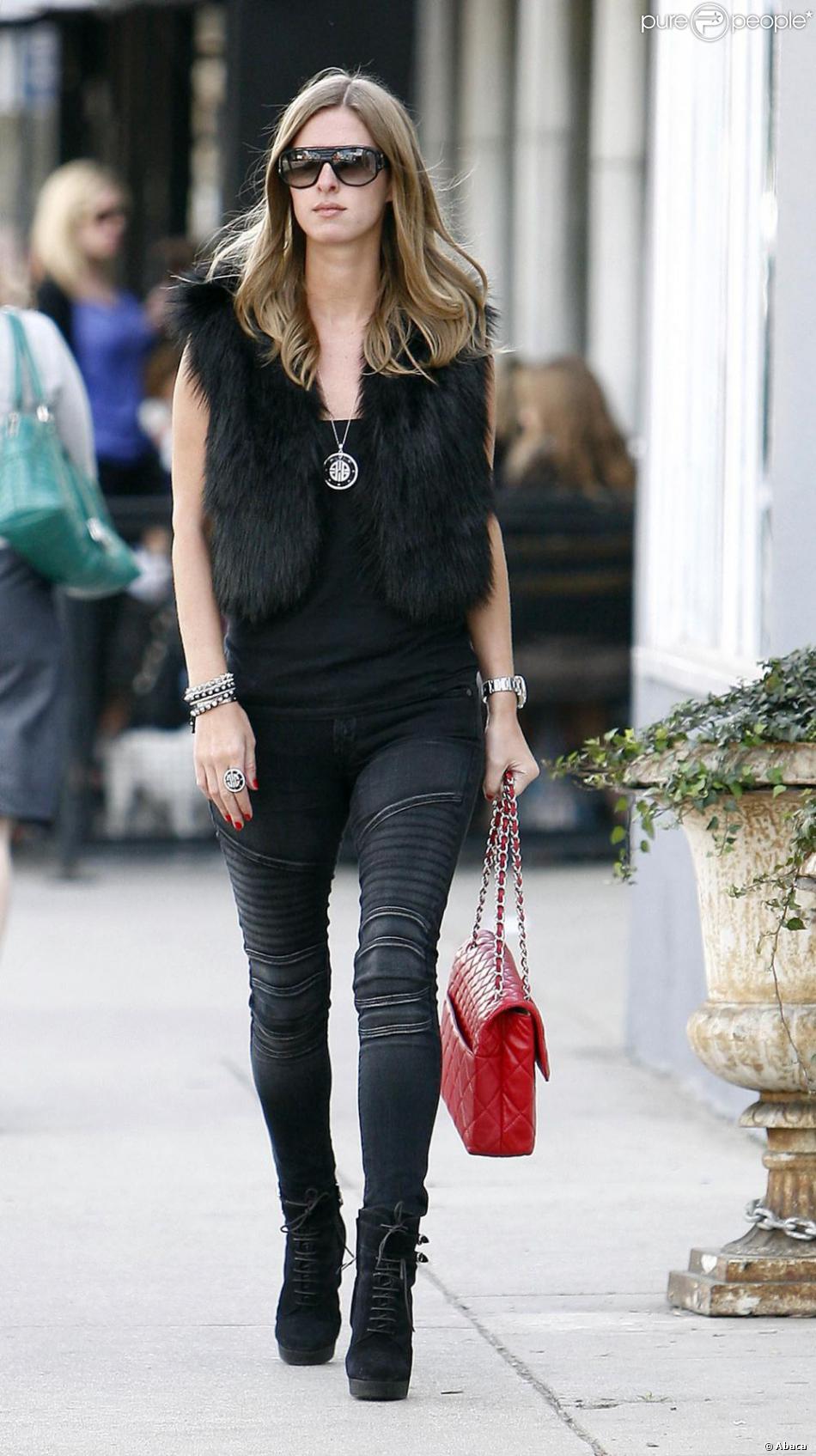 Nicky Hilton porte la fourrure en accessoire avec ce petit gilet, sur