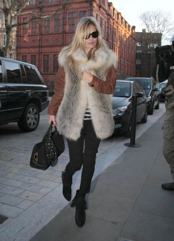 Kate Moss et son épaisse fourrure à Londres, le 2 février 2012.