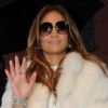 Jennifer Lopez dans un look total blanc, pare au froid de New York grâce à son manteau. Le 30 janvier 2012.