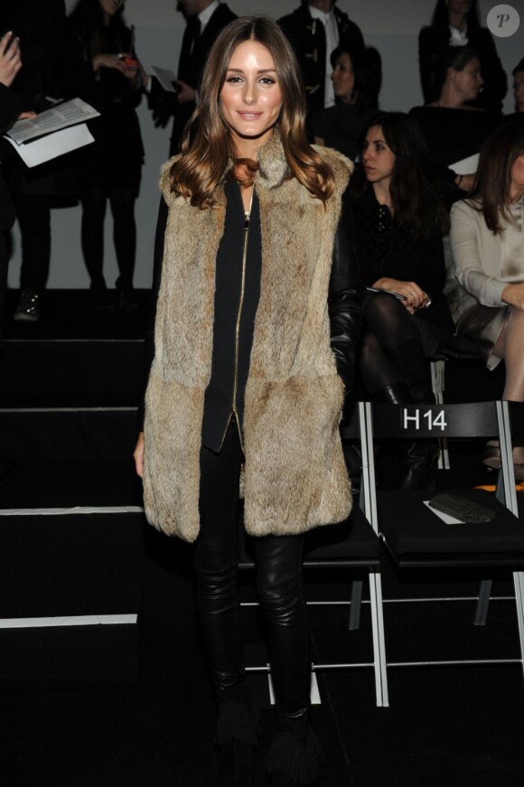 Olivia Palermo, stylée comme toujours dans un long gilet sans manches lors du défilé Armani Privé à Paris le 24 janvier 2012.