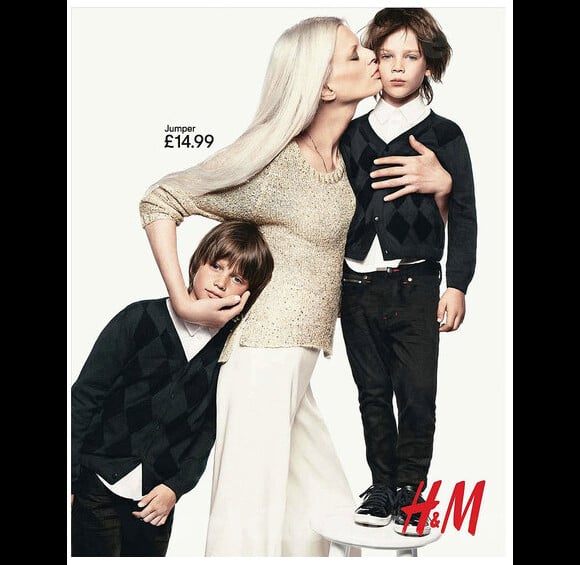Le top Kristen McMenamy et ses deux garçons pour la campagne de Noël de la maison H&M