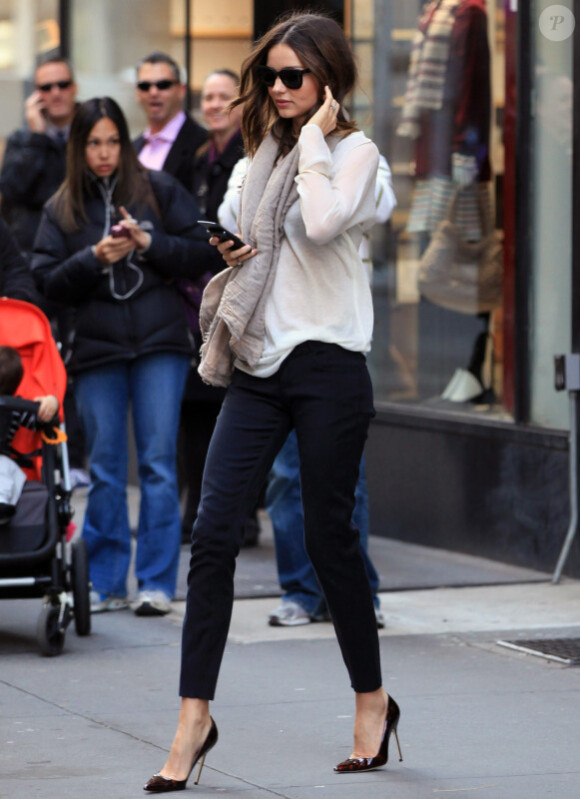 Miranda Kerr à New York sort de son hôtel pour se rendre aux essayages pour le défilé Victoria's Secret. Le 3 novembre 2011