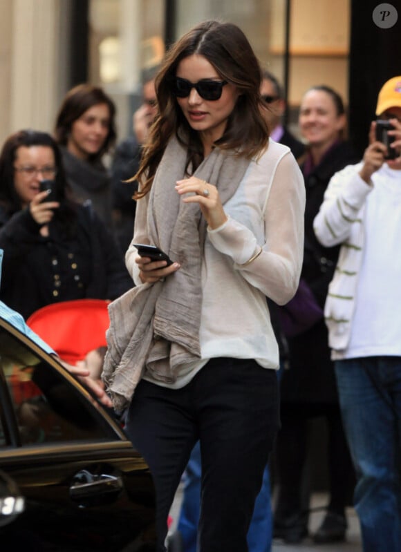Cachée derrière ses lunettes de soleil, Miranda Kerr se rend aux essayages pour le défilé Victoria's Secret. Le 3 novembre 2011 à New York