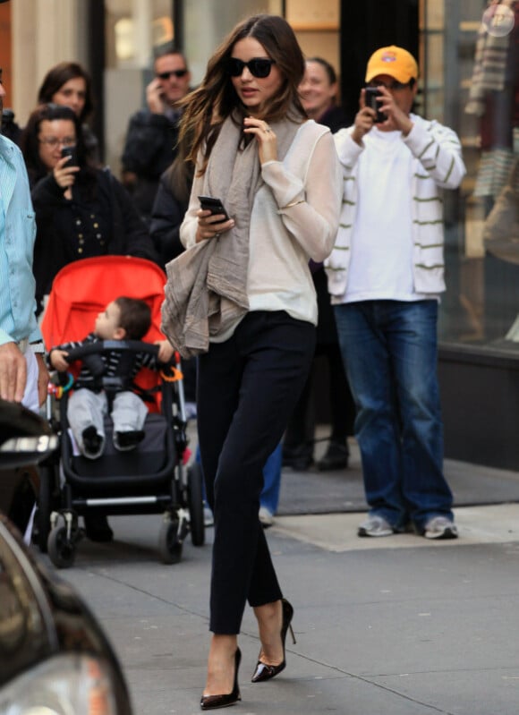 Miranda Kerr dans un look parfait à New York sort de son hôtel pour se rendre aux essayages pour le défilé Victoria's Secret. Le 3 novembre 2011