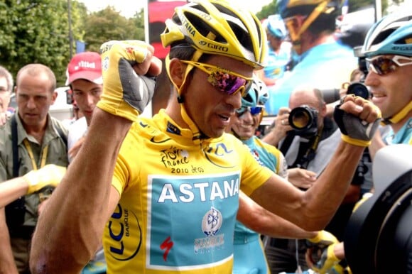 Le coureur espagnol Alberto Contador, triple vainqueur du Tour de France, a épousé samedi 5 novembre sa compagne de longue date Macarena Pescador dans sa ville natale de Pinto.