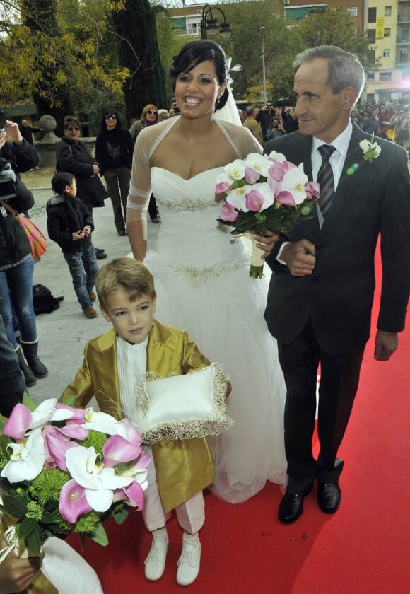 La mariée menée à l'autel par son père... Alberto Contador a épousé son amour de longue date, Macarena Pescador, dans sa ville natale de Pinto, le 5 novembre 2011.