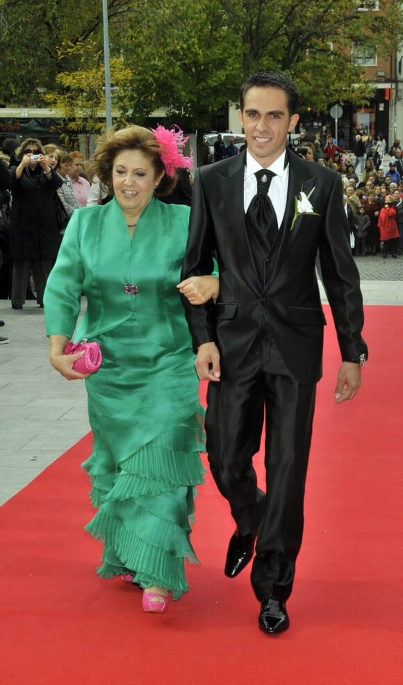 Alberto Contador, accompagnée par sa mère Francisca, a épousé son amour de longue date, Macarena Pescador, dans sa ville natale de Pinto, le 5 novembre 2011.