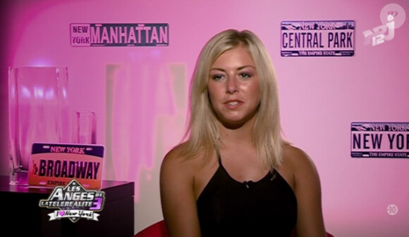 Stéphanie se rapproche de plus en plus de Kevin (épisode Les Anges de la Télé-Réalité du mardi 8 novembre 2011).