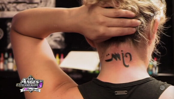 Myriam Abel se fait tatouer (épisode Les Anges de la Télé-Réalité du mardi 8 novembre 2011).