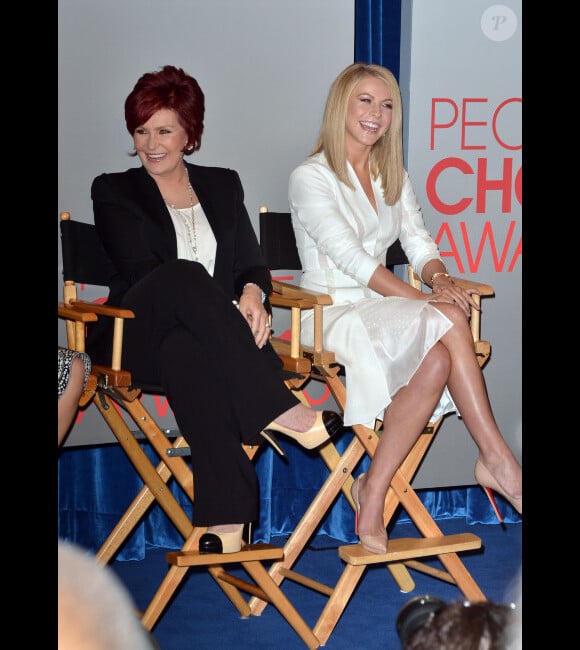 Sharon Osbourne et Julianne Hough lors de l'annonce des mises en nominations en vue du gala 2012 des People's Choice Awards à Beverly Hills le 8 novembre 2011 