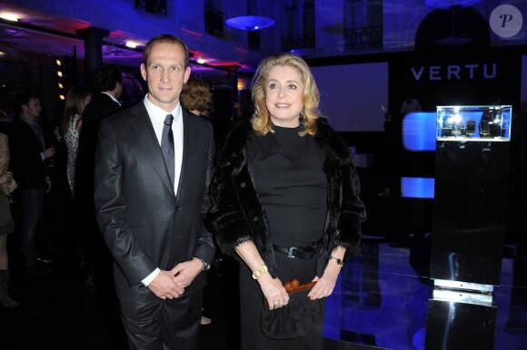 Catherine Deneuve et Steve Amstutz à la Vertu Party, Place Vendôme, à Paris. Le 8 novembre 2011
