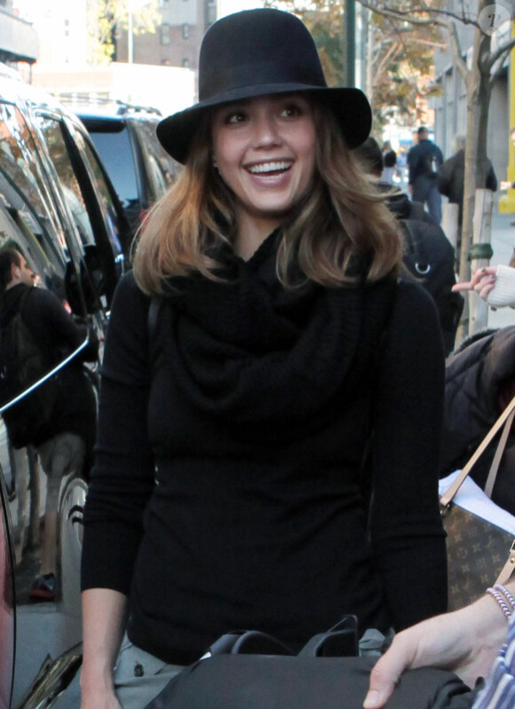 Jessica Alba lors de son départ de New York pour  Milan, pour assister à l'inauguration de l'hôtel Armani. Le 10 novembre 2011