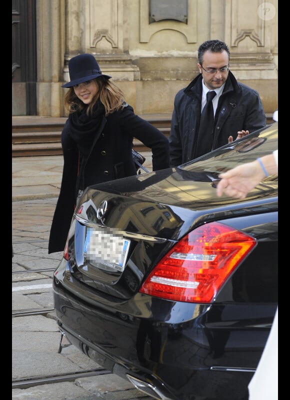 Jessica Alba arrive à Milan, pour assister à l'inauguration de l'hôtel Armani. Le 10 novembre 2011