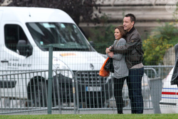 John Terry et sa femme Toni Poole prennent la pause sur le Champs de Mars le 8 novembre à Paris