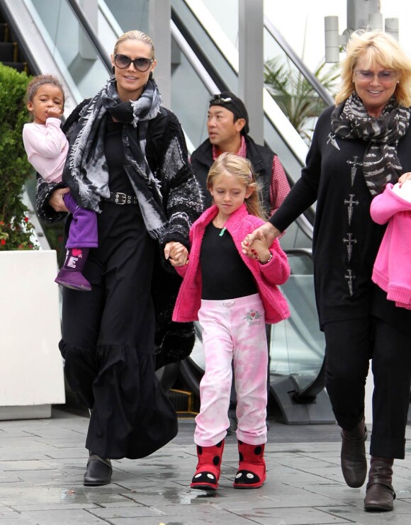 Heidi Klum, avec sa mère Erna et ses filles Lou et Leni, fait du shopping à Los Angeles, le 12 novembre 2011.