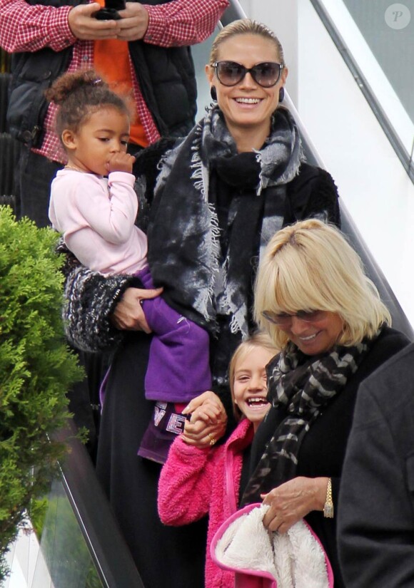 Heidi Klum, radieuse avec sa maman Erna et ses filles Lou et Leni, font du shopping à Los Angeles, le 12 novembre 2011.