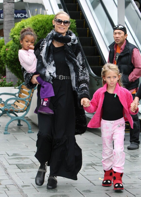 Heidi Klum, avec sa maman Erna et ses filles Lou et Leni, fait du shopping à Los Angeles, le 12 novembre 2011.