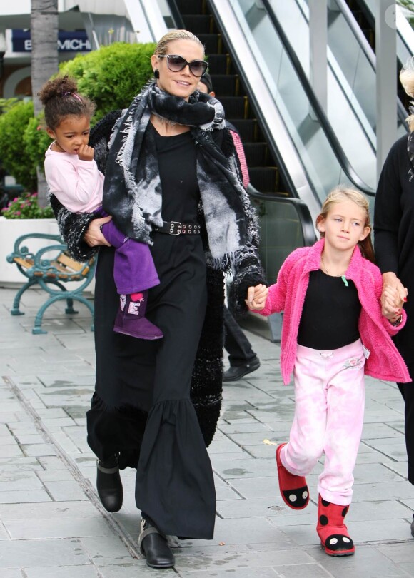 Heidi Klum, avec Erna, sa mère, et ses filles Lou et Leni, fait du shopping à Los Angeles, le 12 novembre 2011.
