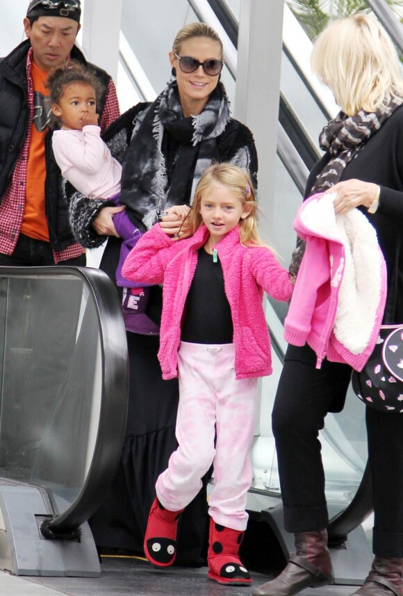 Heidi Klum, sa mère Erna et ses filles Lou et Leni font du shopping à Los Angeles, le 12 novembre 2011.