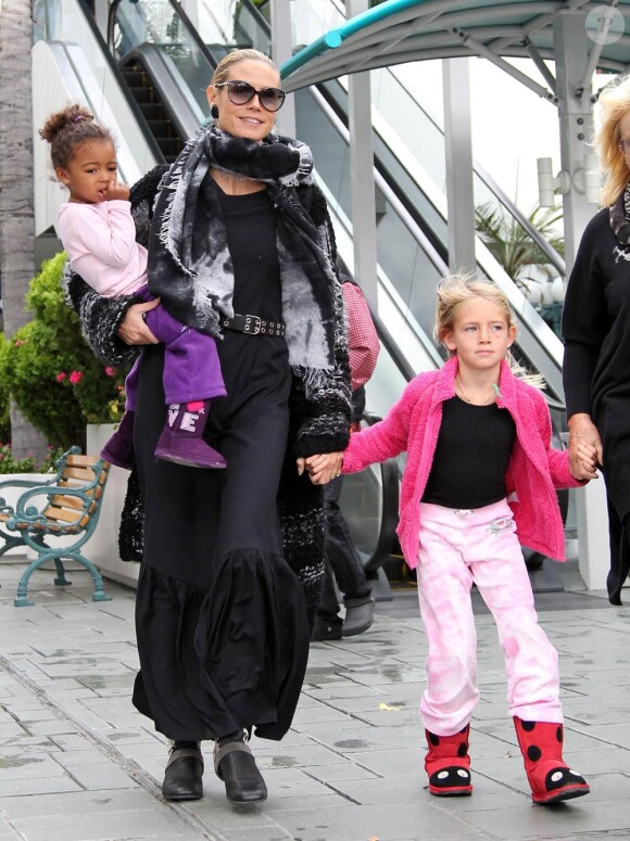 Heidi Klum, sa maman Erna, et ses filles Lou et Leni font du shopping à Los Angeles, le 12 novembre 2011.